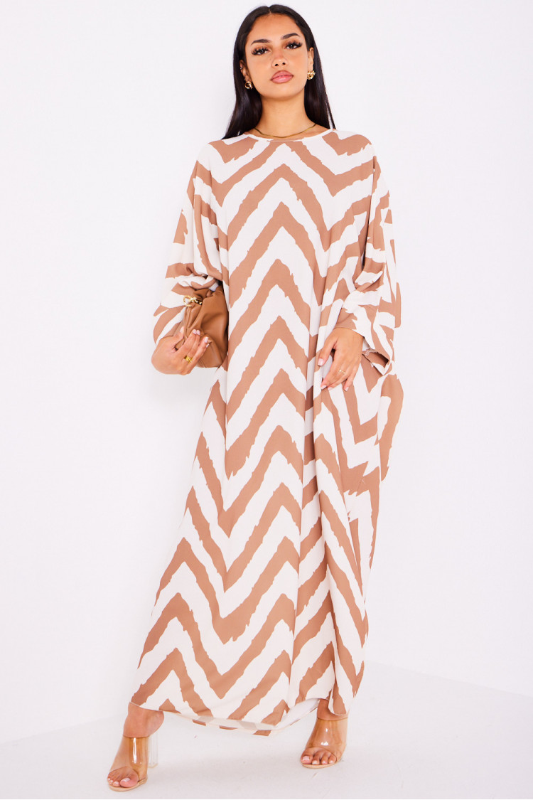 Robe beige à chevrons marron