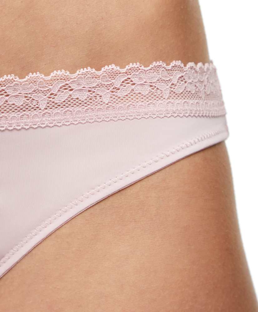 Conjunto de 5 calcinhas clássicas em poliamida com detalhes em renda floral.