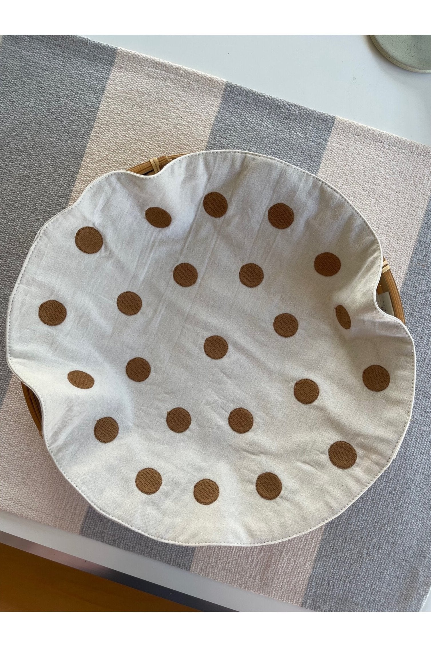 Jou Quilts  Jou Embroidery serviet til brødkurv - Brown dots