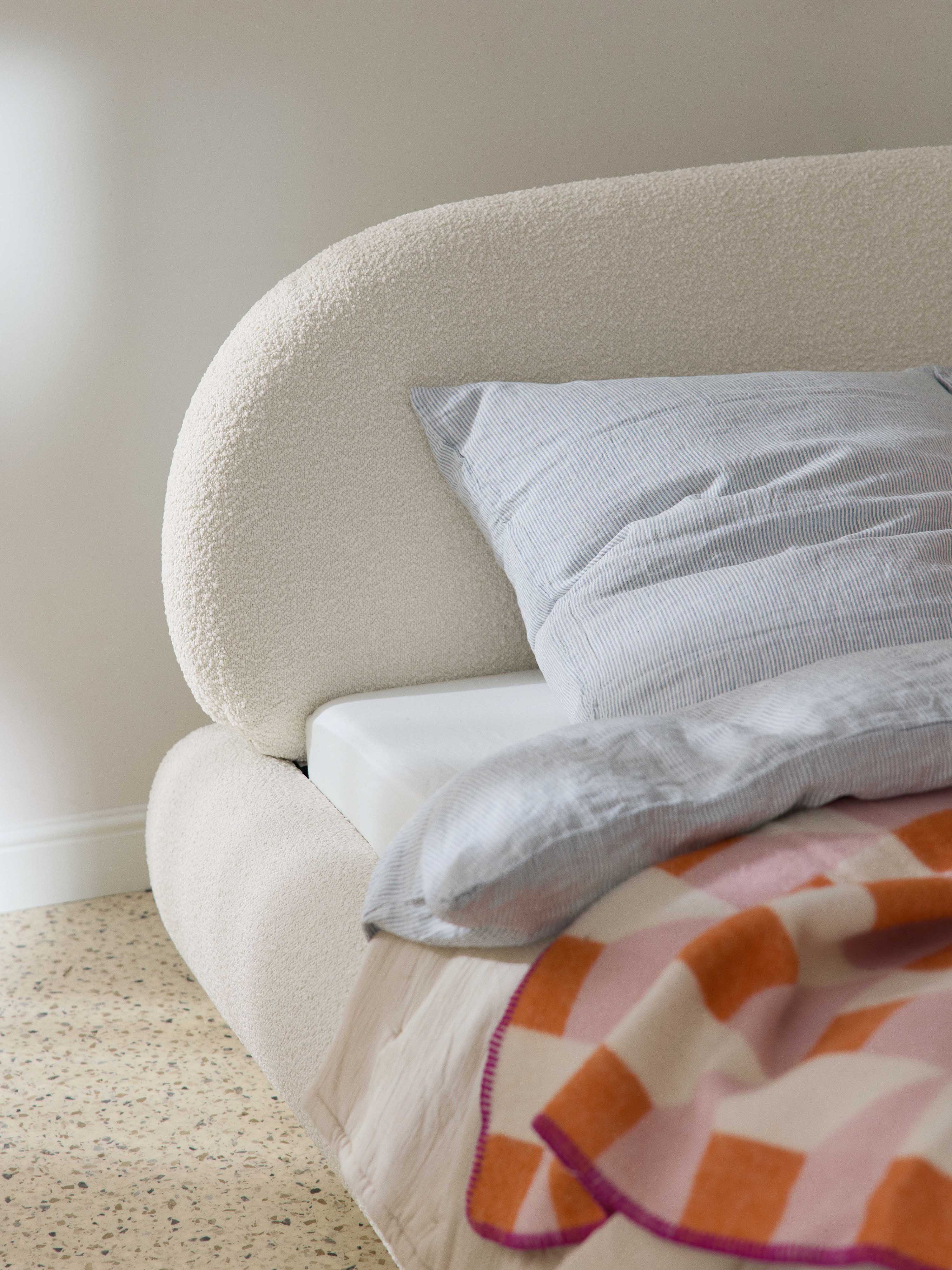 Bouclé gestoffeerd bed Alba met opbergruimte