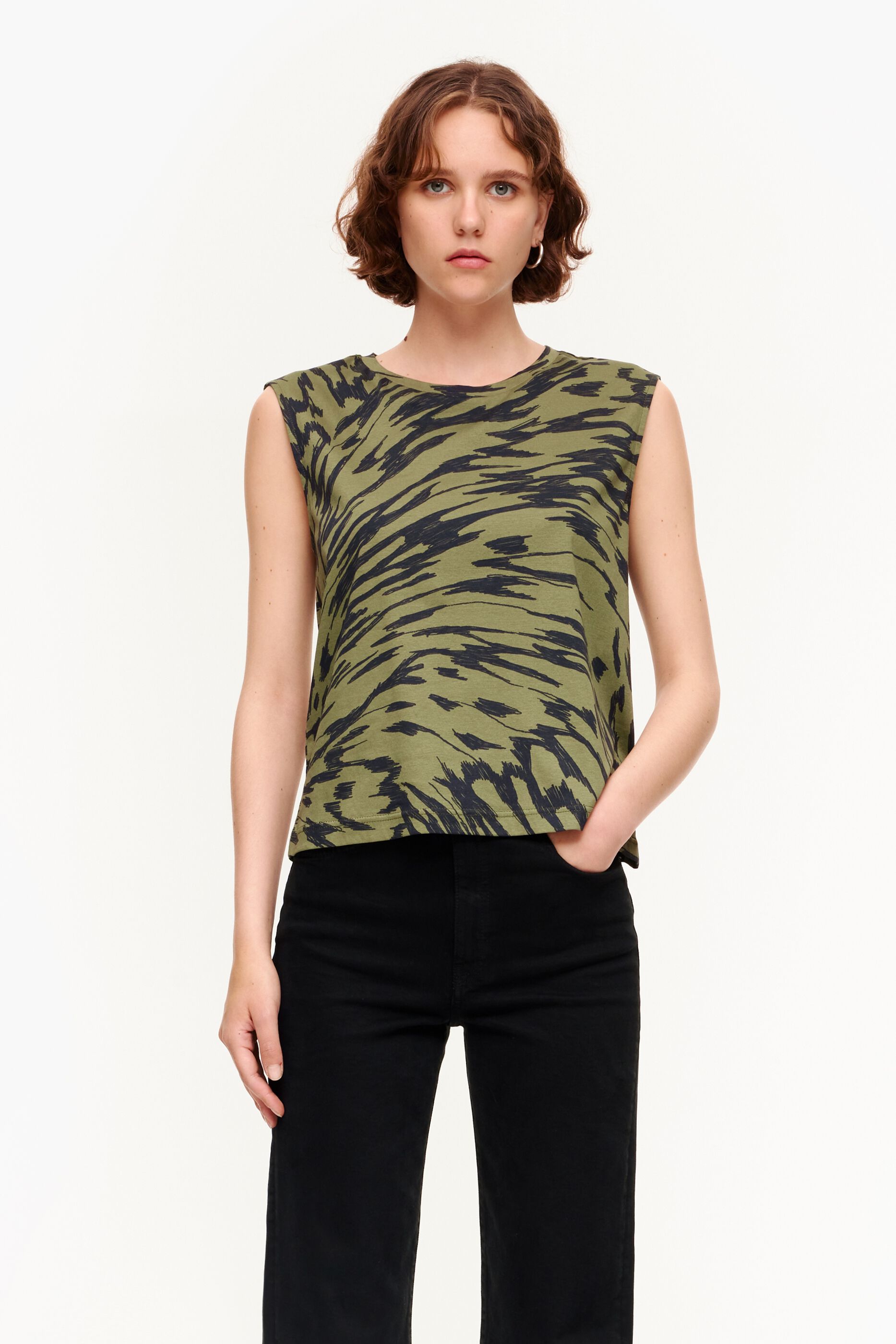 Camiseta de algodão cáqui bicolor com estampa de asa de borboleta
