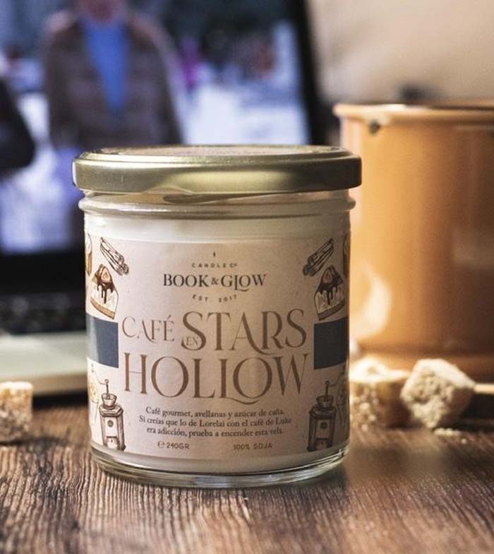 Book and Glow - *Mundos Extraordinarios* - Vegan Soy Candle - Café en Stars Hollow