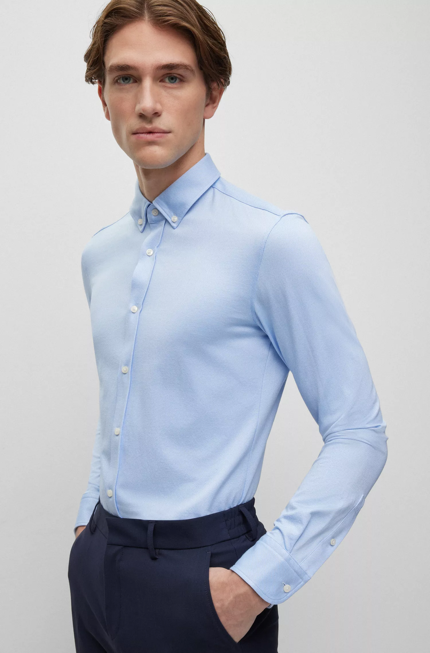 Camisa BOSS preta de corte slim, confeccionada em sarja elástica de alta performance com mistura de algodão.