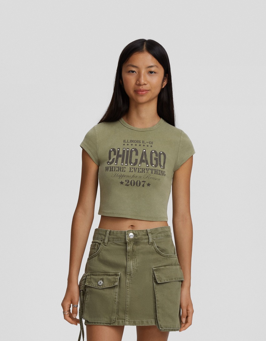 Camiseta de manga curta com estampa e modelagem ajustada