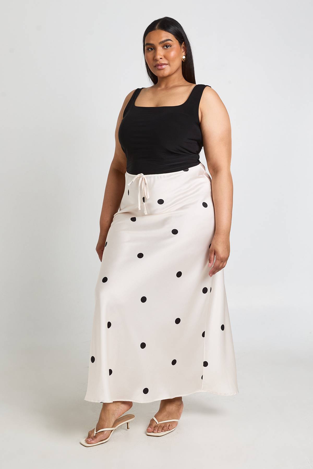 boohoo Jupe Longue Satinée À Pois Avec Cordon De Serrage Grande Taille