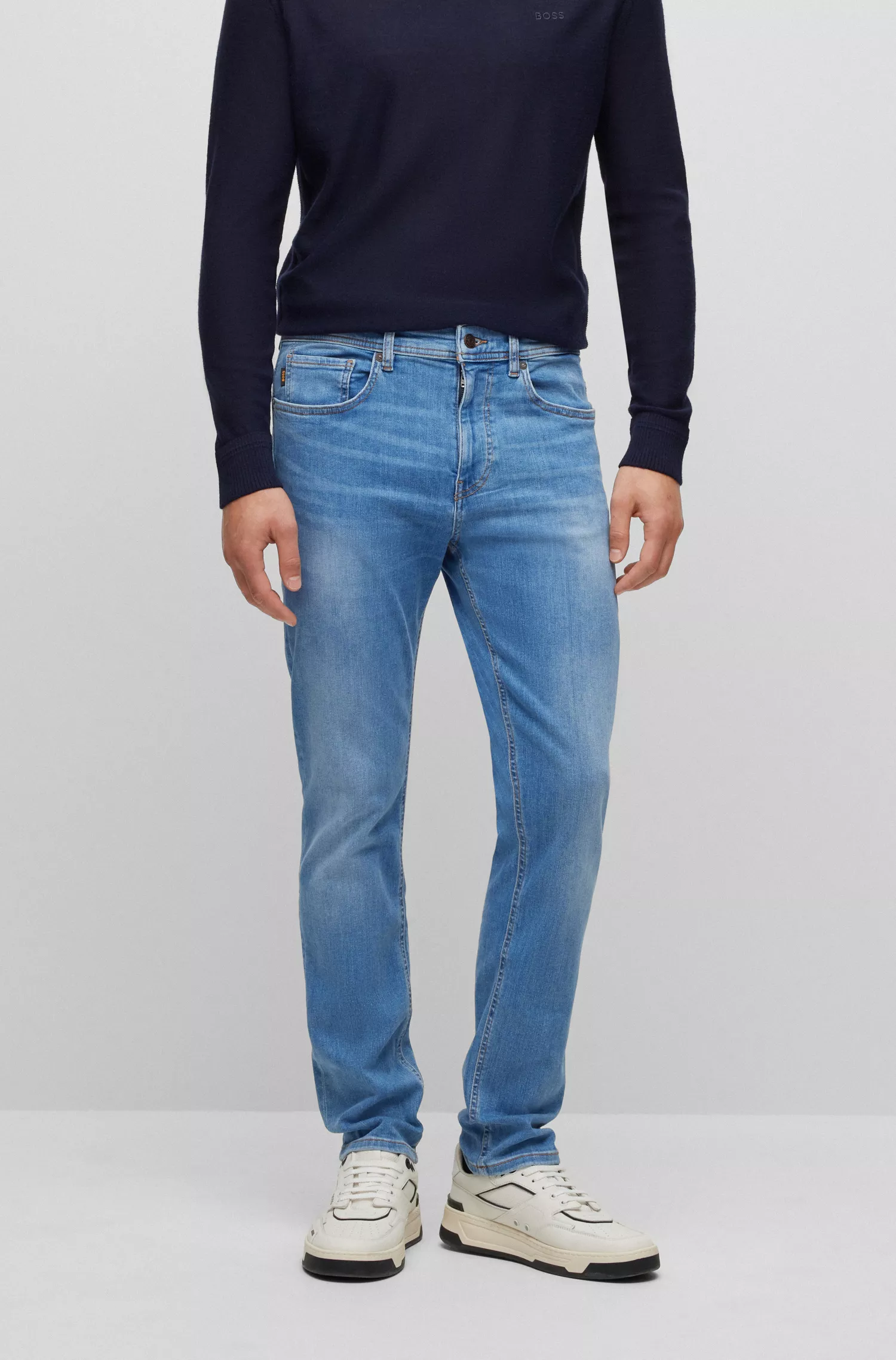 Calça jeans BOSS laranja, corte afunilado, em denim superelástico azul médio.