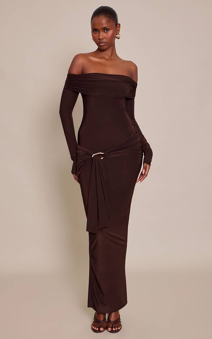 Chocolat Robe Maxi Portefeuille Épaules Dénudées En Tissu Slinky