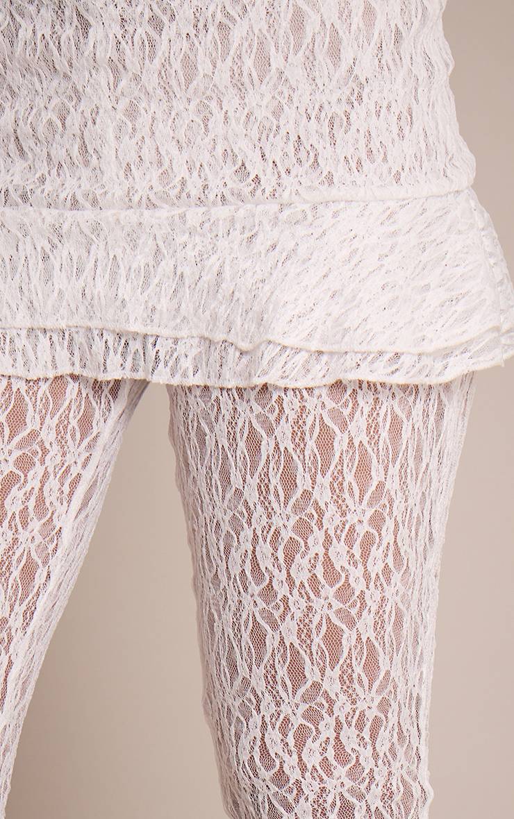 Blanc Capri À Basque Avec Jupe En Dentelle