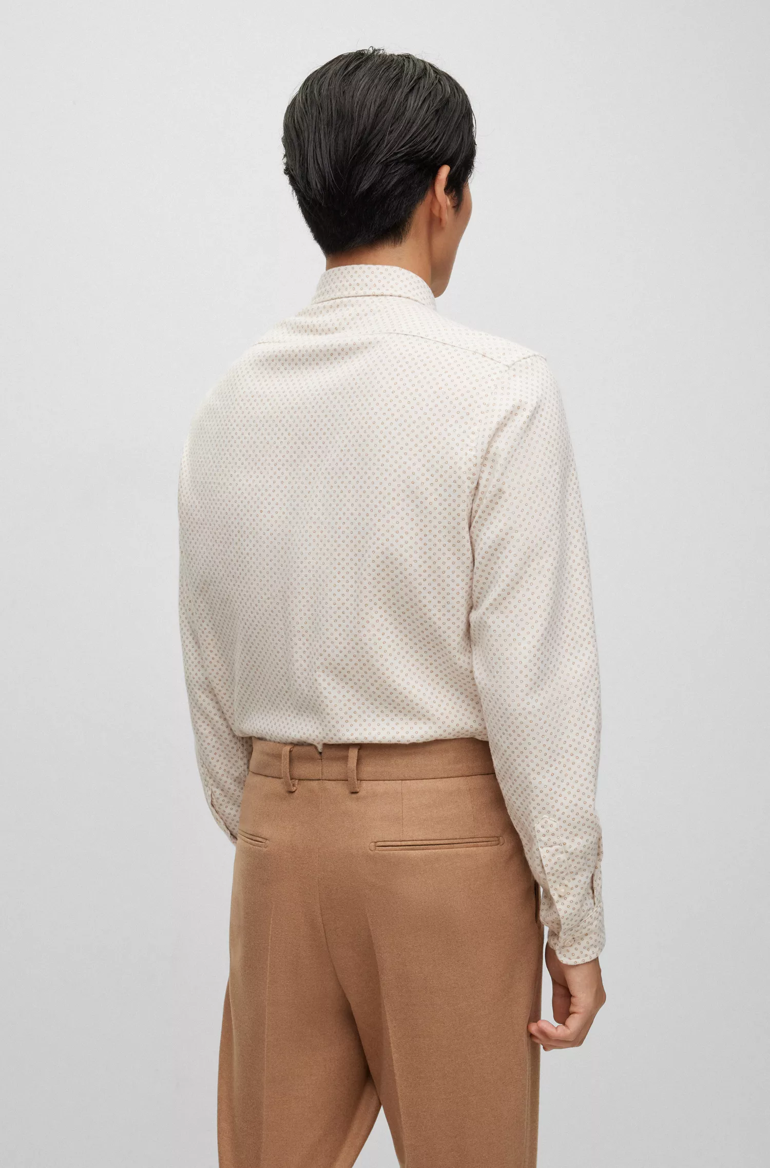 Camisa BOSS preta de corte regular em algodão estampado com gola clássica.