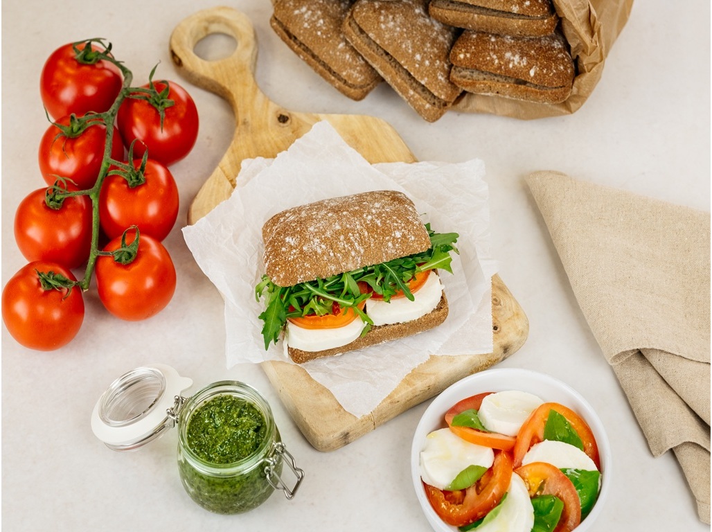 SANDES DE QUEIJO MOZZARELLA E TOMATE SABORES AUCHAN UN