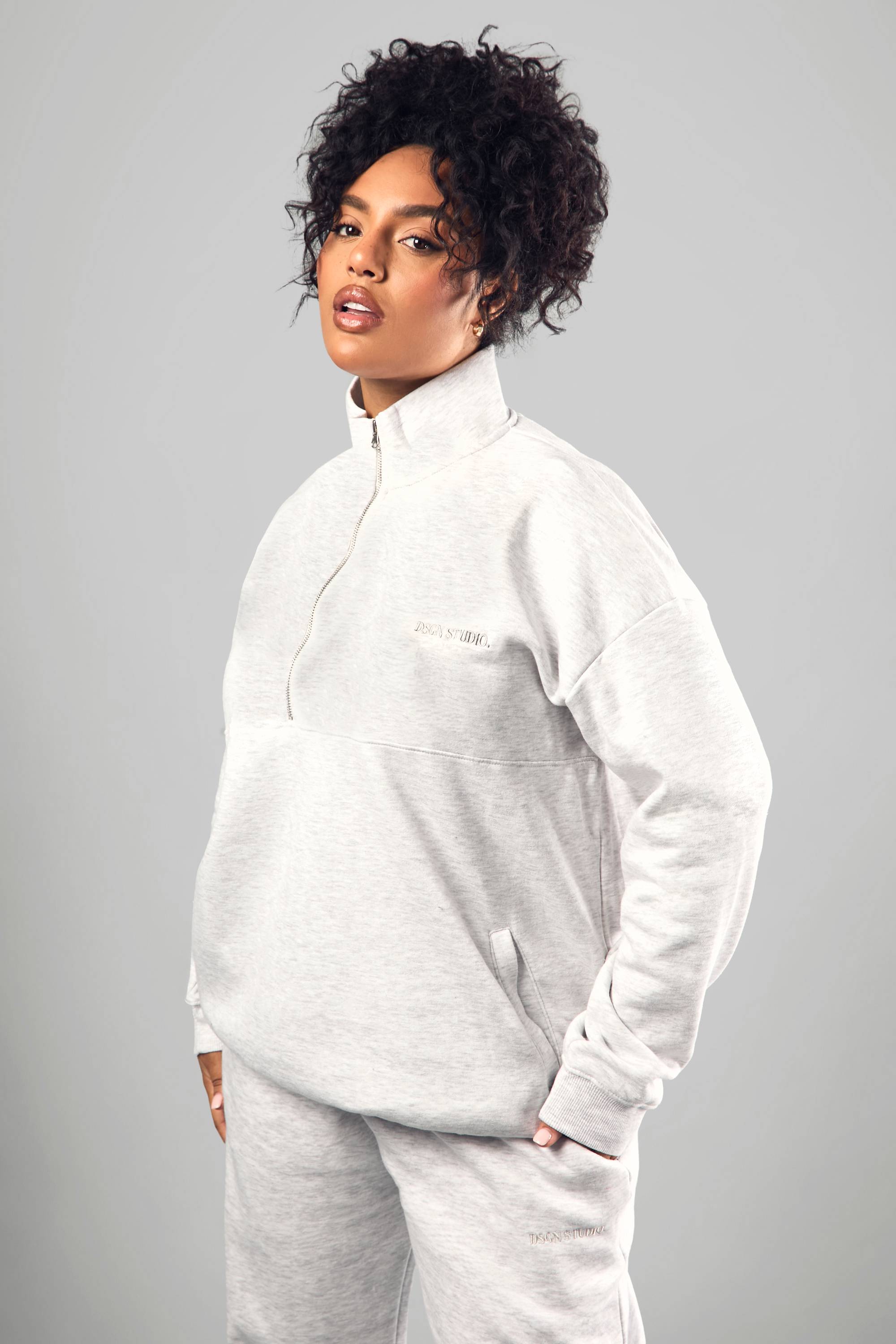 Sweat oversize à col zippé et broderie Dsgn Studio