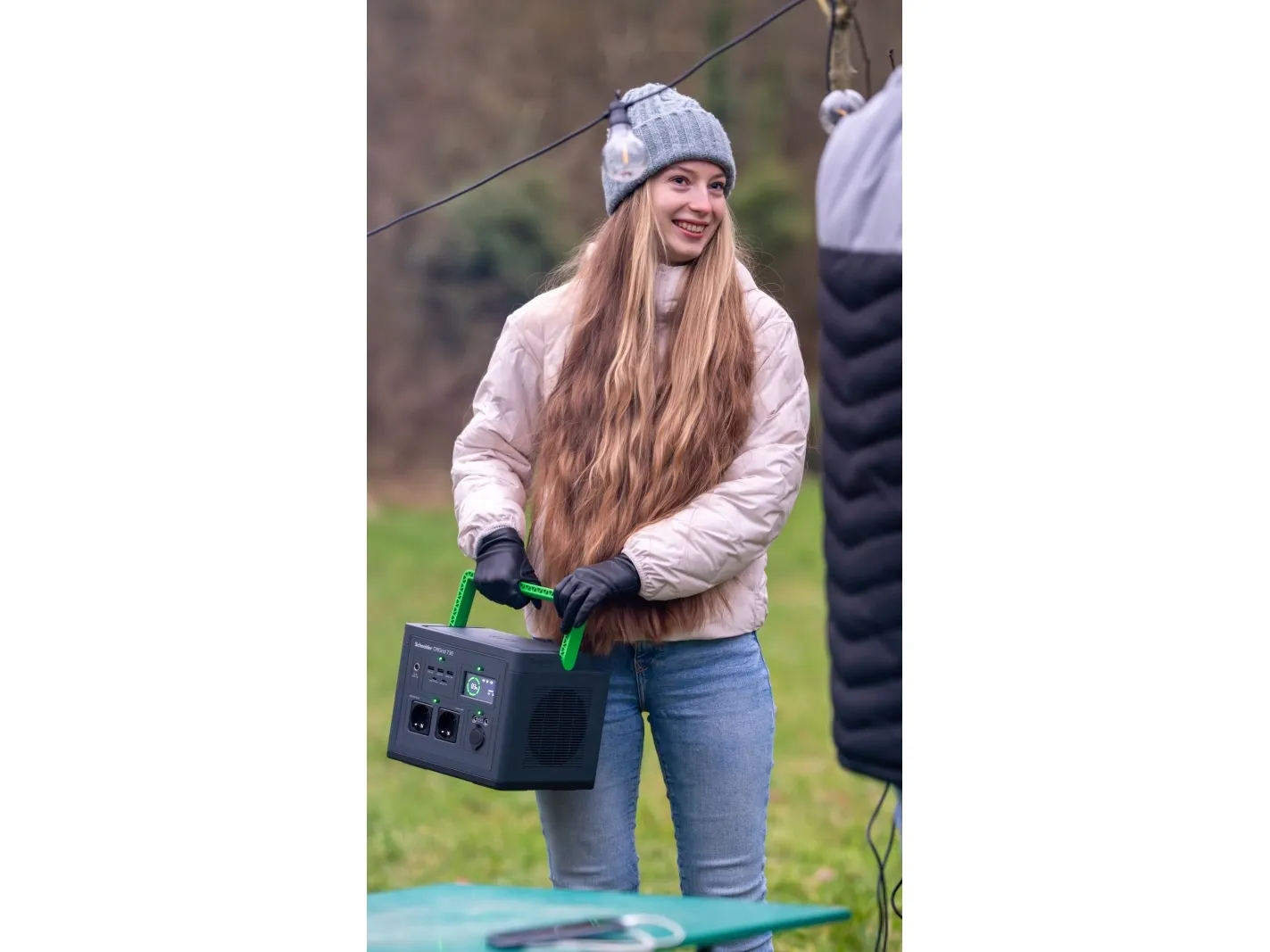 Schneider OffGrid 500 - Transportabel strømstation - LCD, lithium-ion, 2 CEE 7/3 schuko stik, sinusbølge, 3 USB-A, 2 USB-C, trådløs oplader - AC 195 - 265 / DC 12 -30 V - 500 Watt - Litiumion - 517 Wh - output-stikforbindelser: 2 - sort, grøn