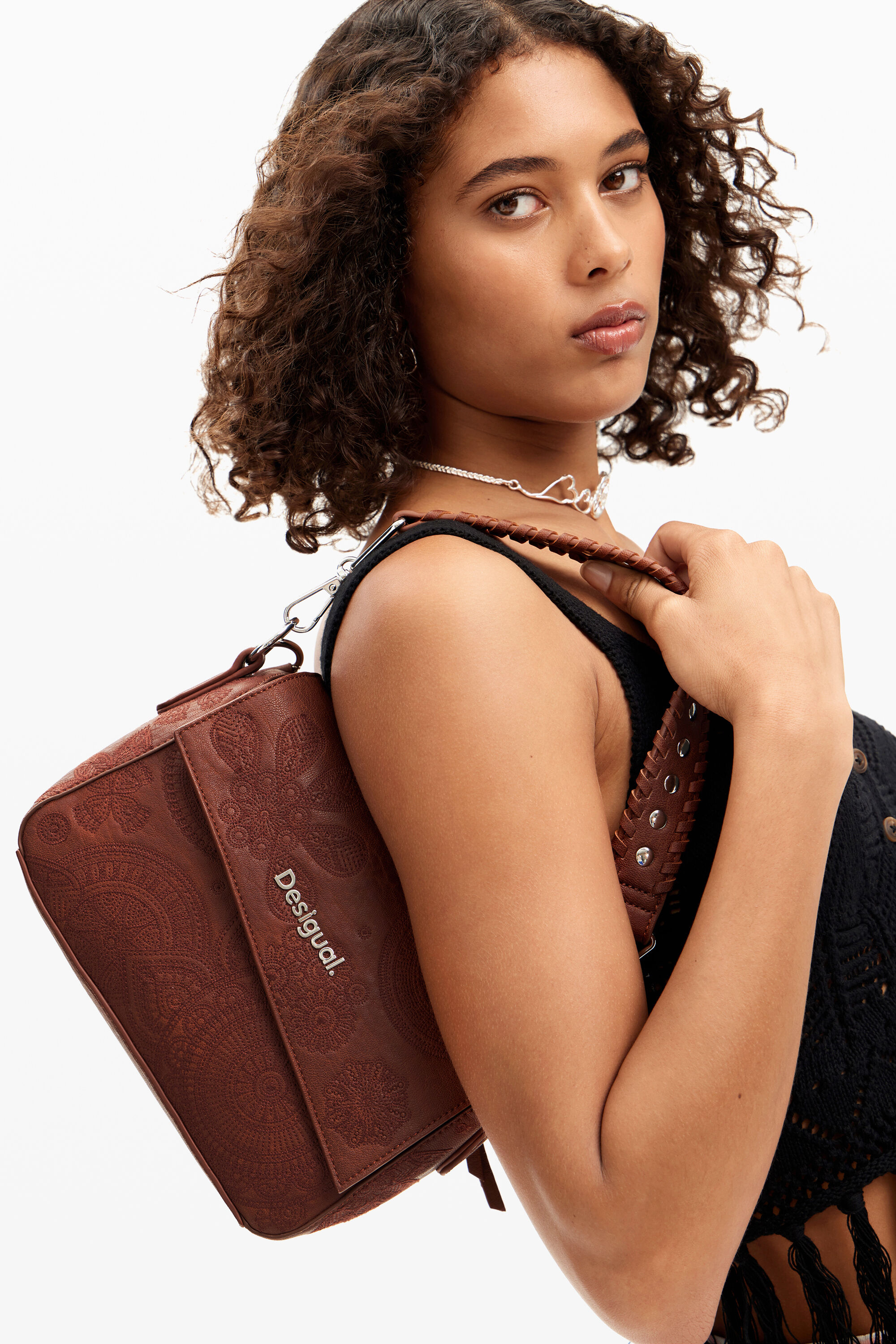 Bolsa de mão bordada em formato de S