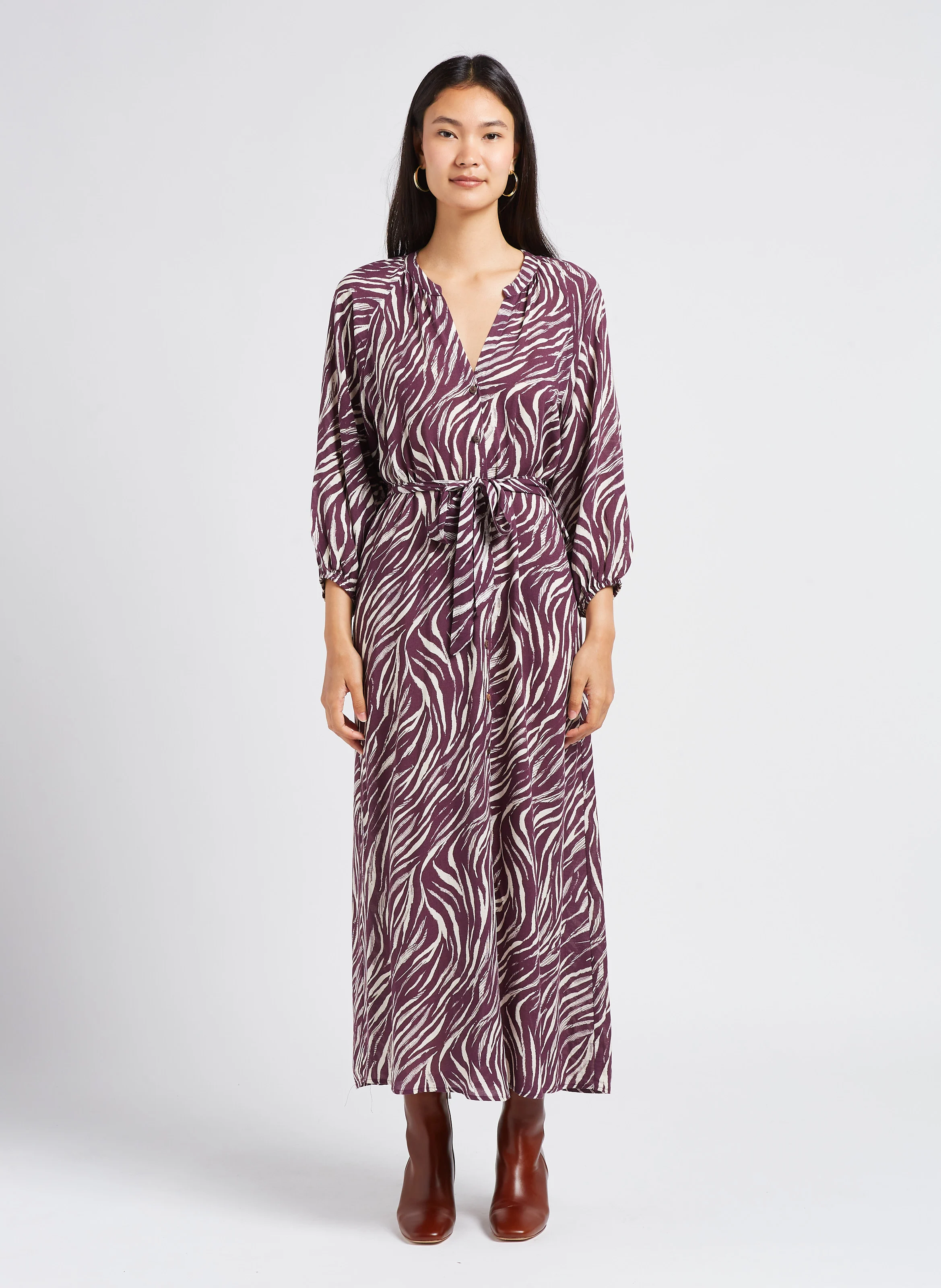 LEXI - Robe longue coupe droite à col v | Rose