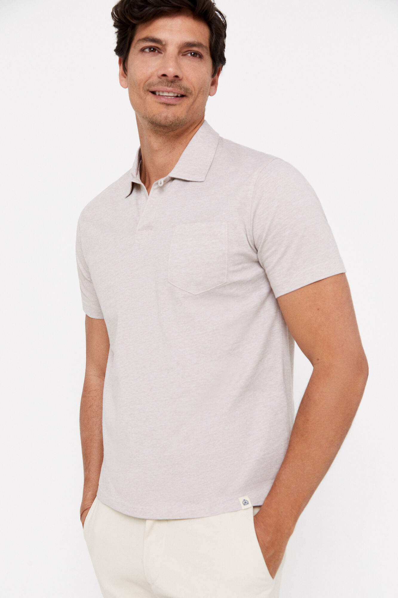 Camisa polo listrada leve com bolso - Bege
