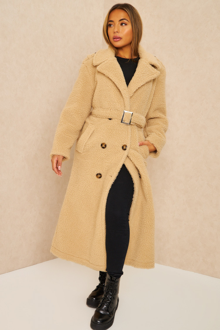 Manteau long beige effet peau de mouton ceinturé