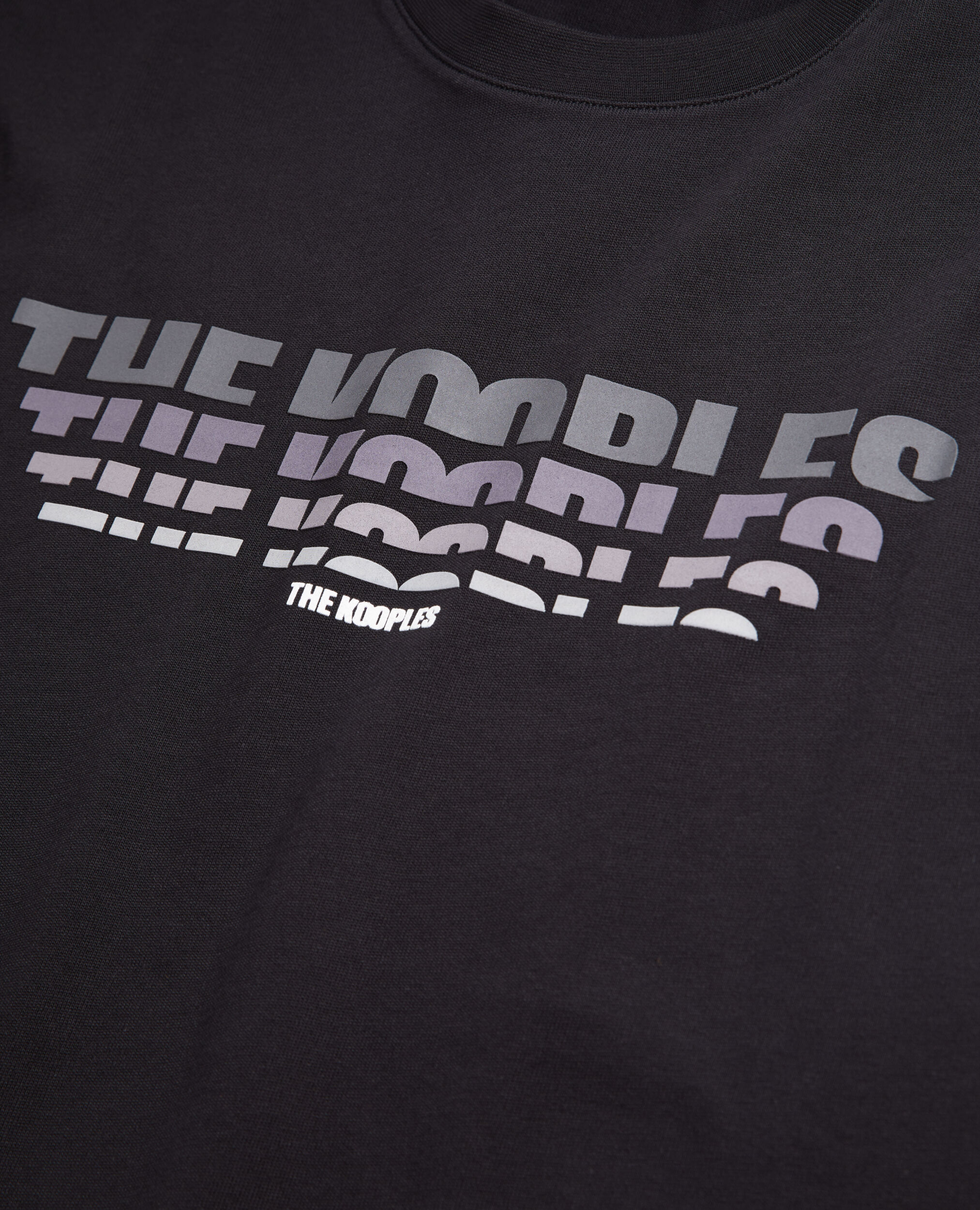 T-shirt noir avec sérigraphie logo en dégradé de couleur