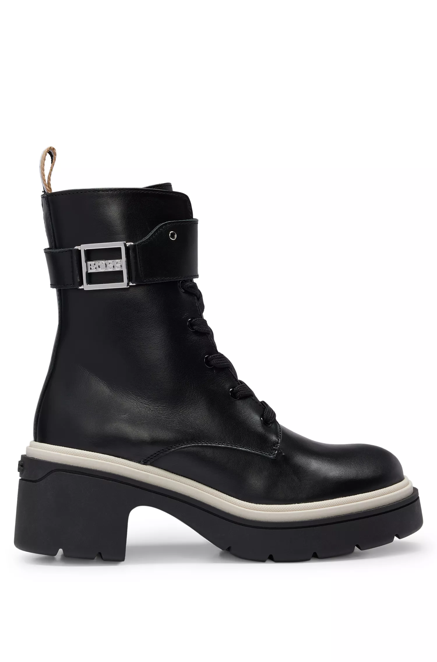 Botas BOSS pretas de couro com sola robusta e detalhe metálico com a marca.