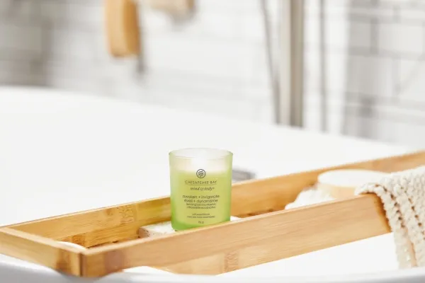 Chesapeake Bay Scented candle with wooden lid - Lemongrass Eucalyptus