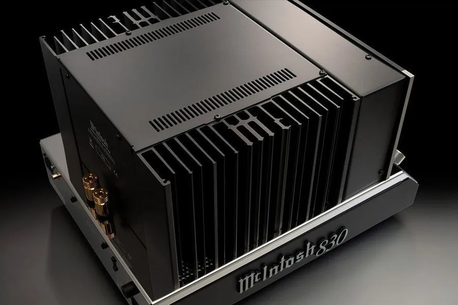 McIntosh C8   2 x MC830 Amplis hi-fi stéréo