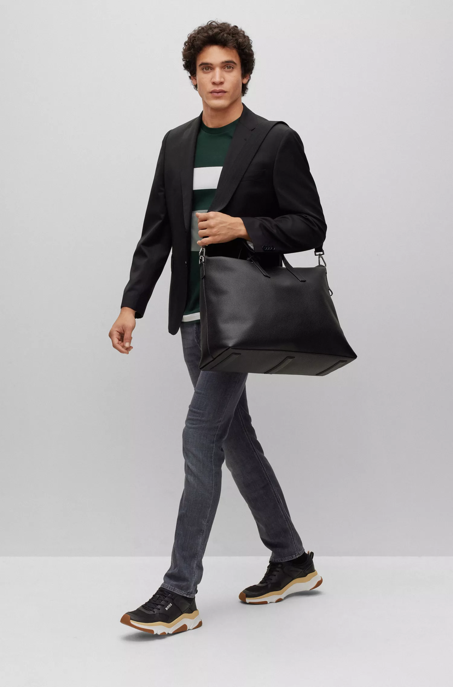 Calça jeans BOSS preta, corte regular, em denim cinza com elasticidade para maior conforto.