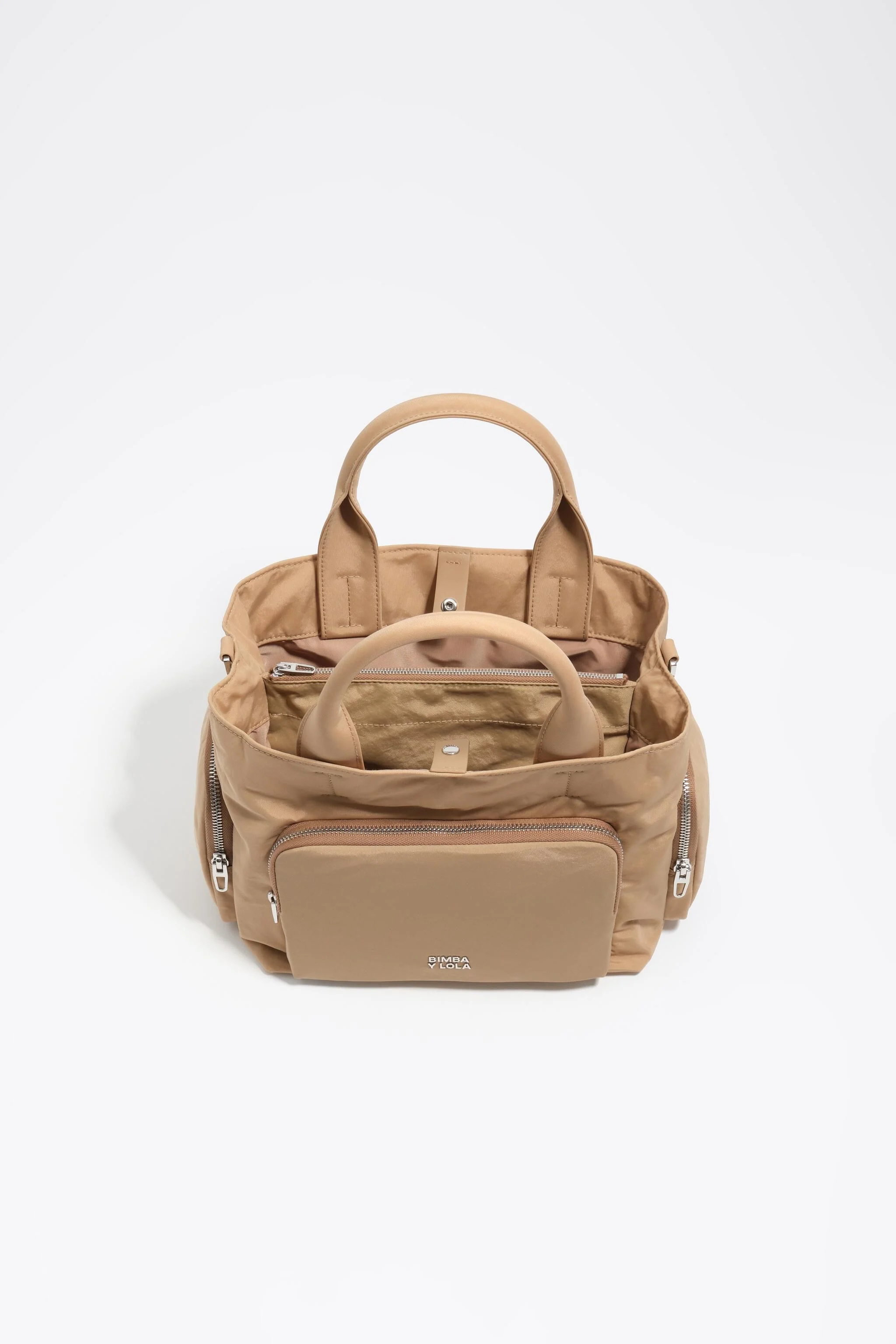 Bolsa de bolso média em náilon cor camelo