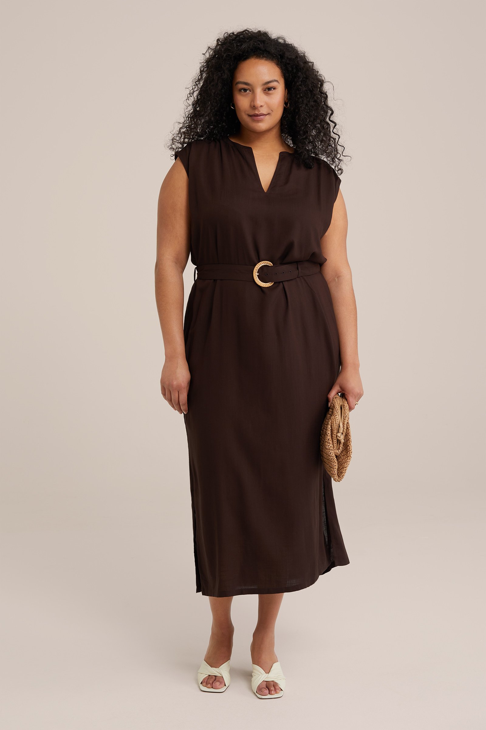 jurk met ceintuur - Curve WE Fashion Donkerbruin