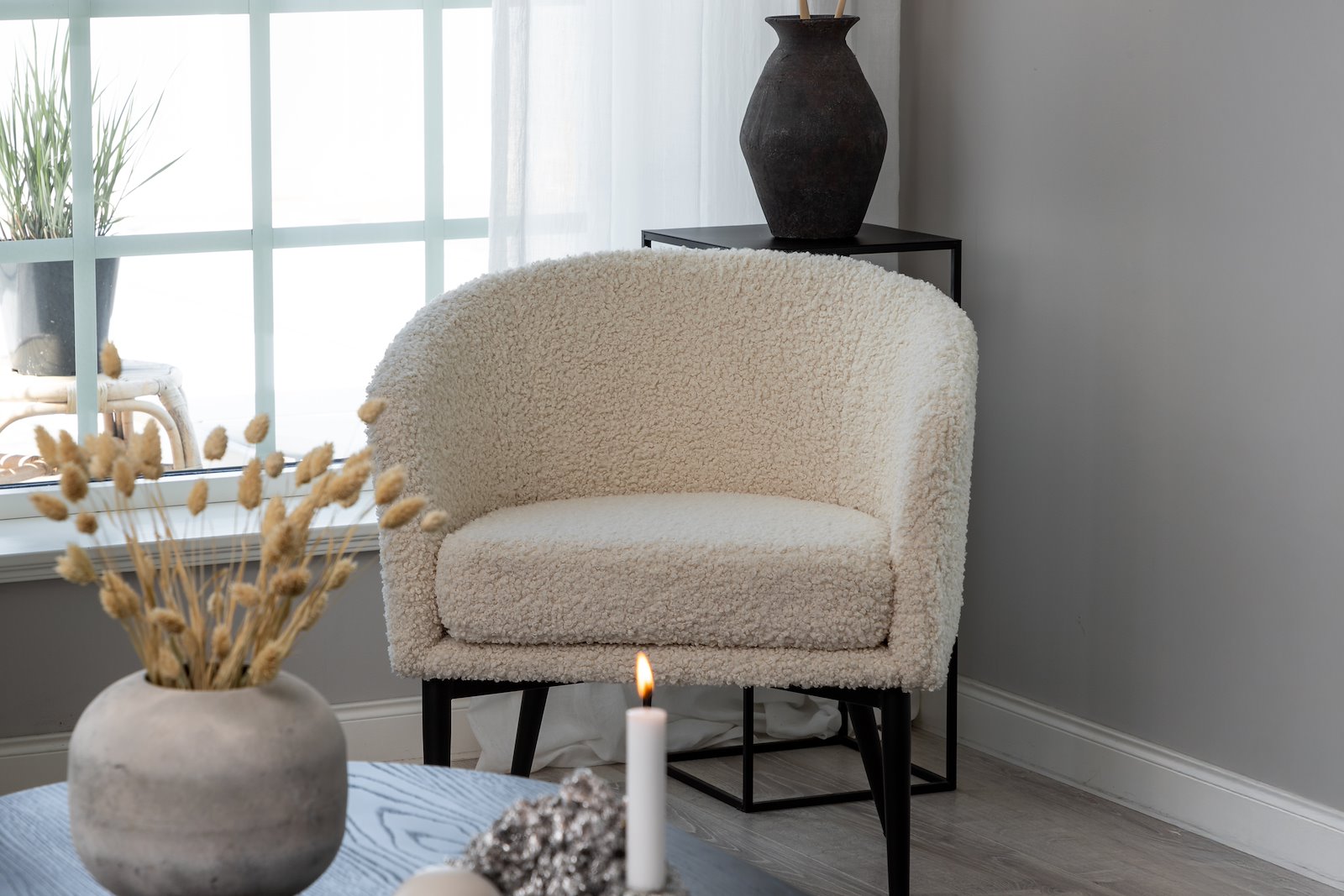 Fluffy lounge stol Offwhite teddy, sorte ben