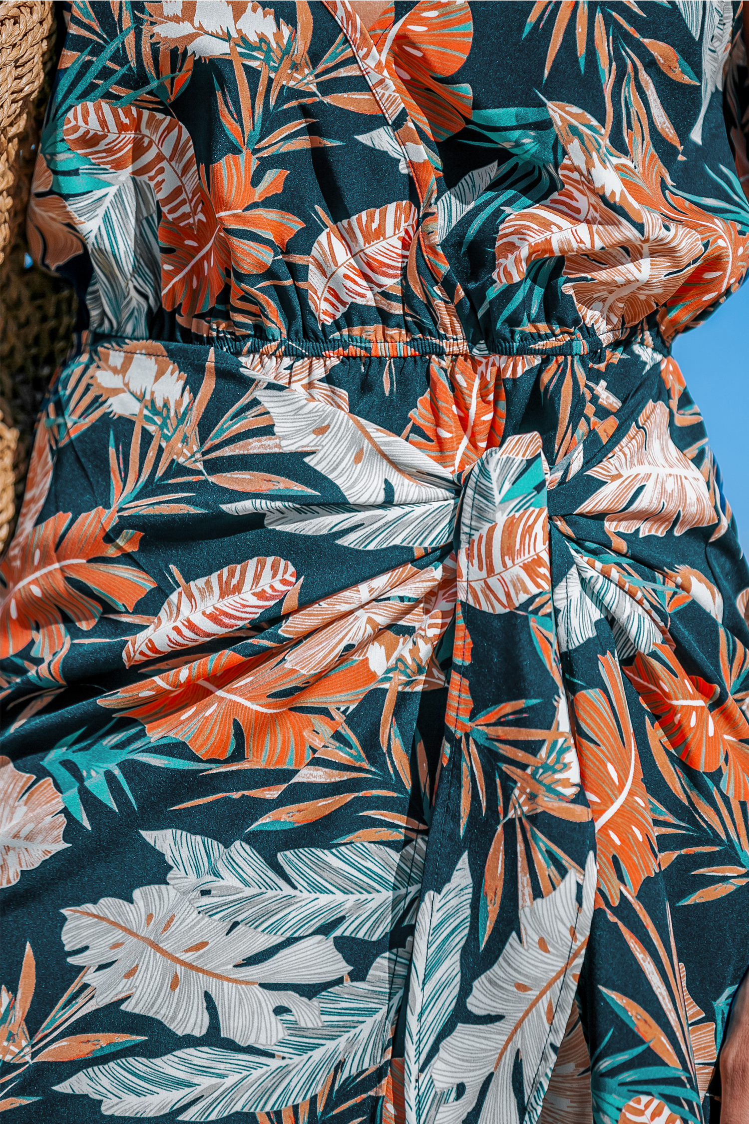 Robe mini à emballage avec en cœur et feuilles tropicales