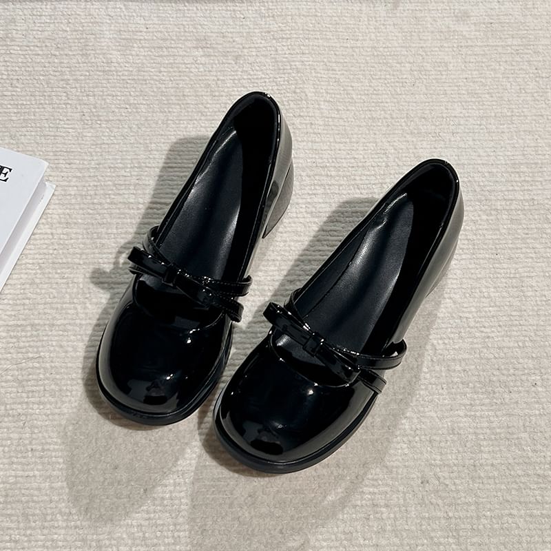 Nikao - Mary Jane pumps met strik en blokhak van lakleer