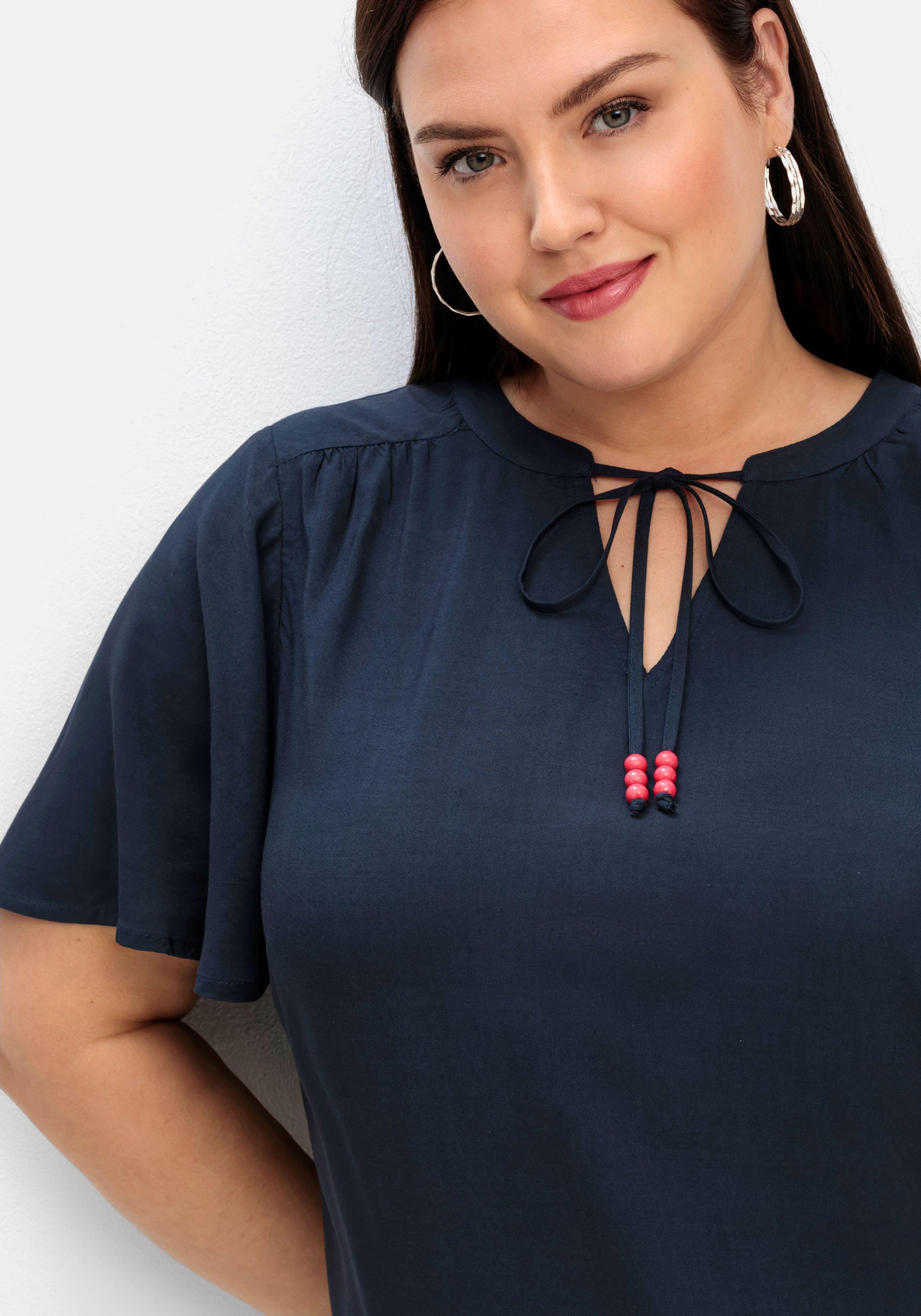 Kleid mit Schlitz und Bindeband am Ausschnitt