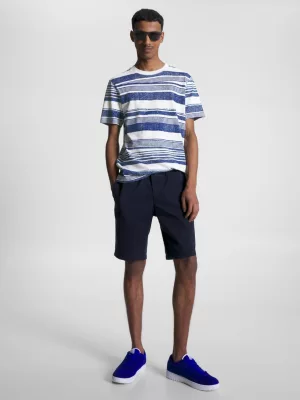 Camiseta de tecido texturizado com listras artesanais