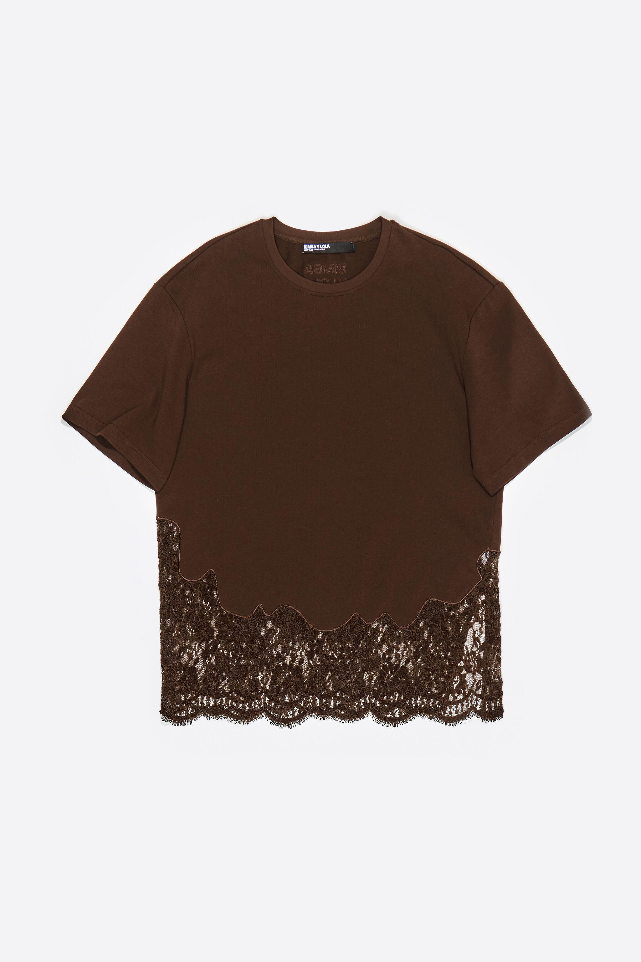 Camiseta oversized marrom escura com detalhes em renda