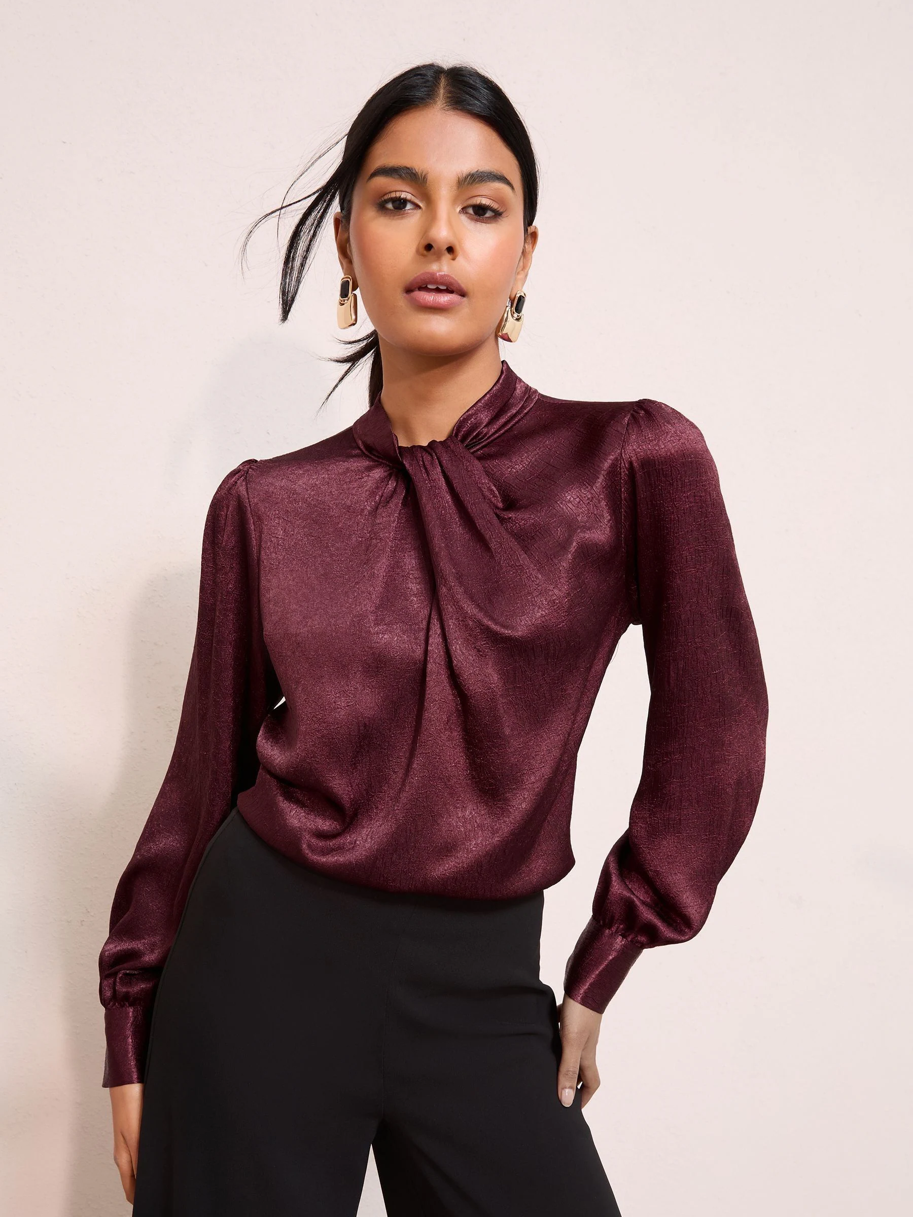 Merlotrood - Friends Like These - Gecrushte satijnen blouse met gedraaide hals en lange mouwen