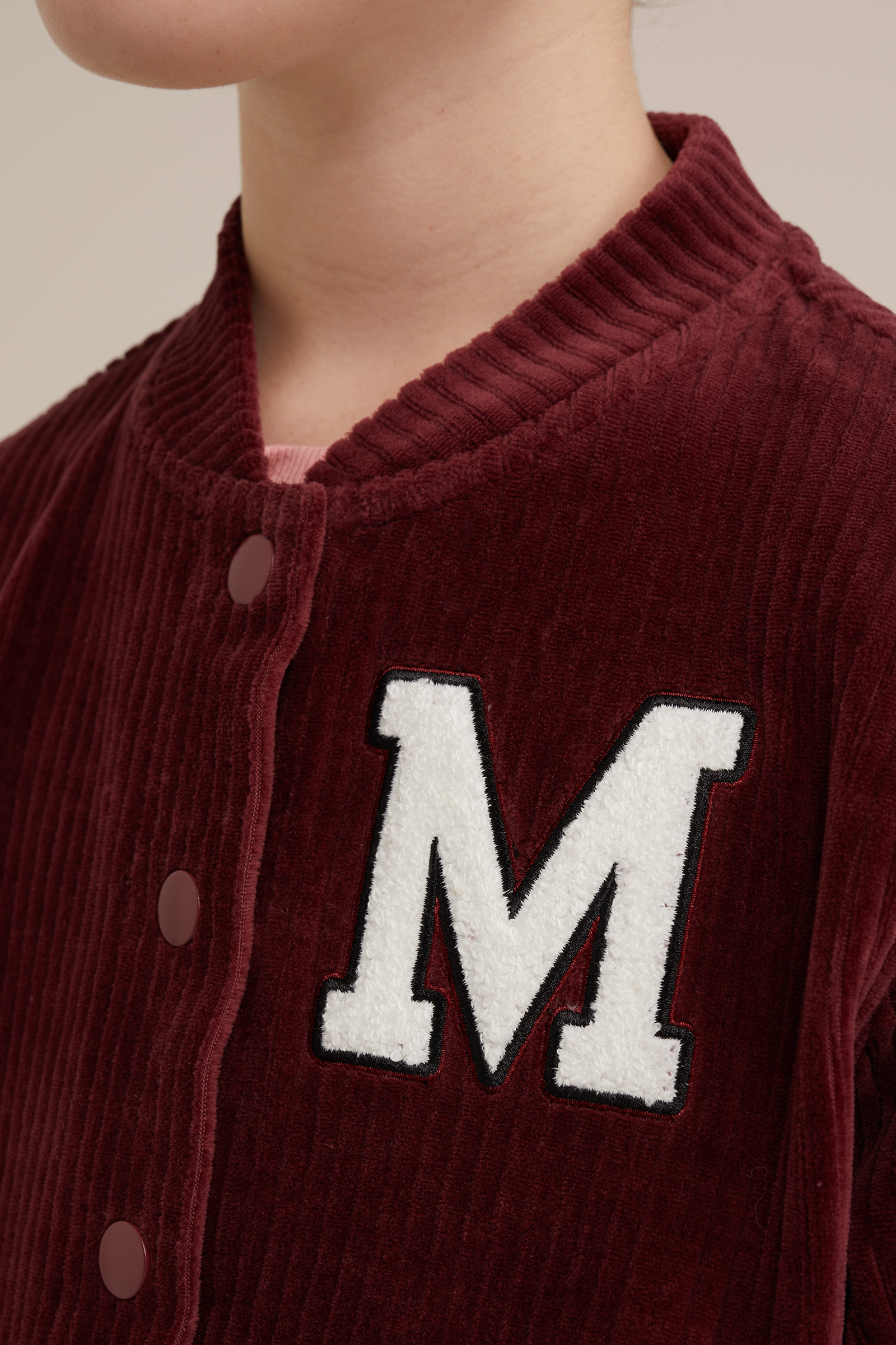 Meisjes velvet bomber met badge WE Fashion Bordeauxrood