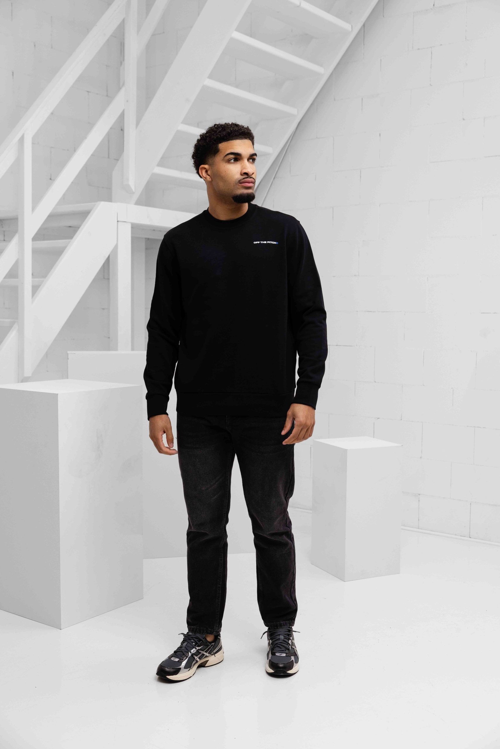 Off The Pitch World Crewneck Heren Zwart