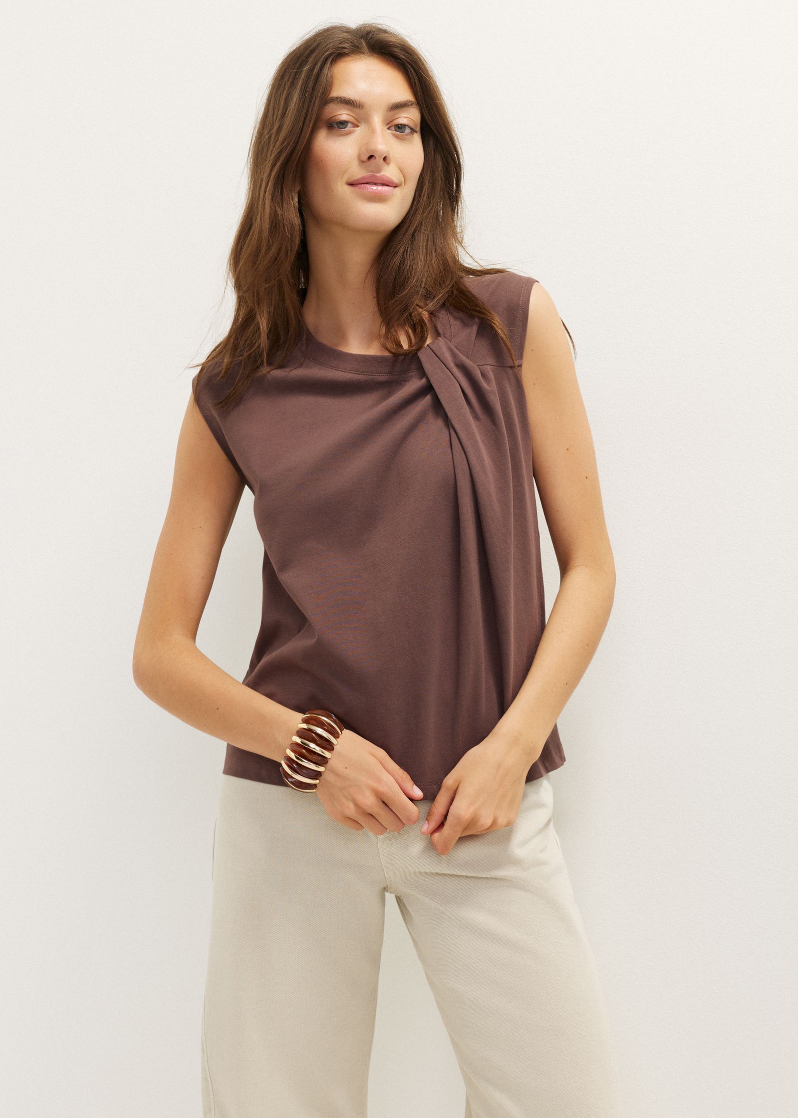 Mouwloze top met gedraaid detail