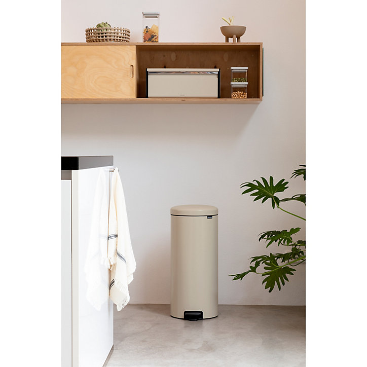 Poubelle à pédale coloris beige Brabantia NewIcon 30 L