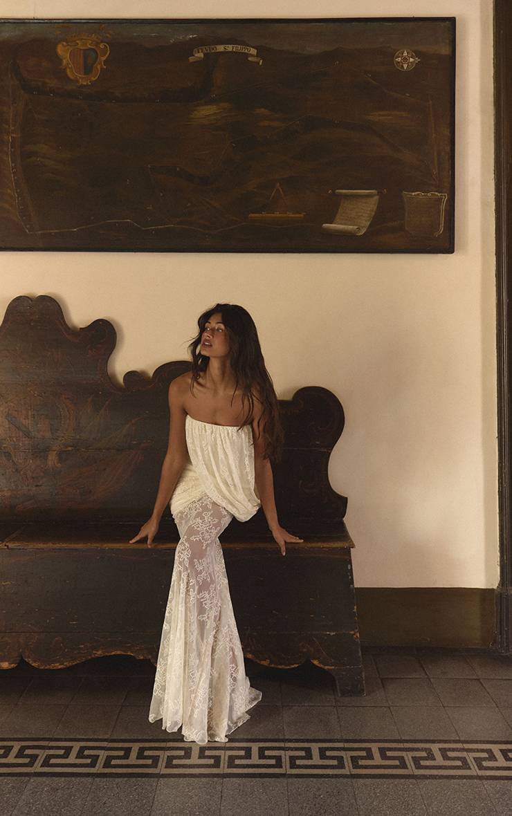 Crème Robe Maxi Bustier En Dentelle À Drapé Asymétrique Avec Godets Et Ourlet Sirène Plt Label