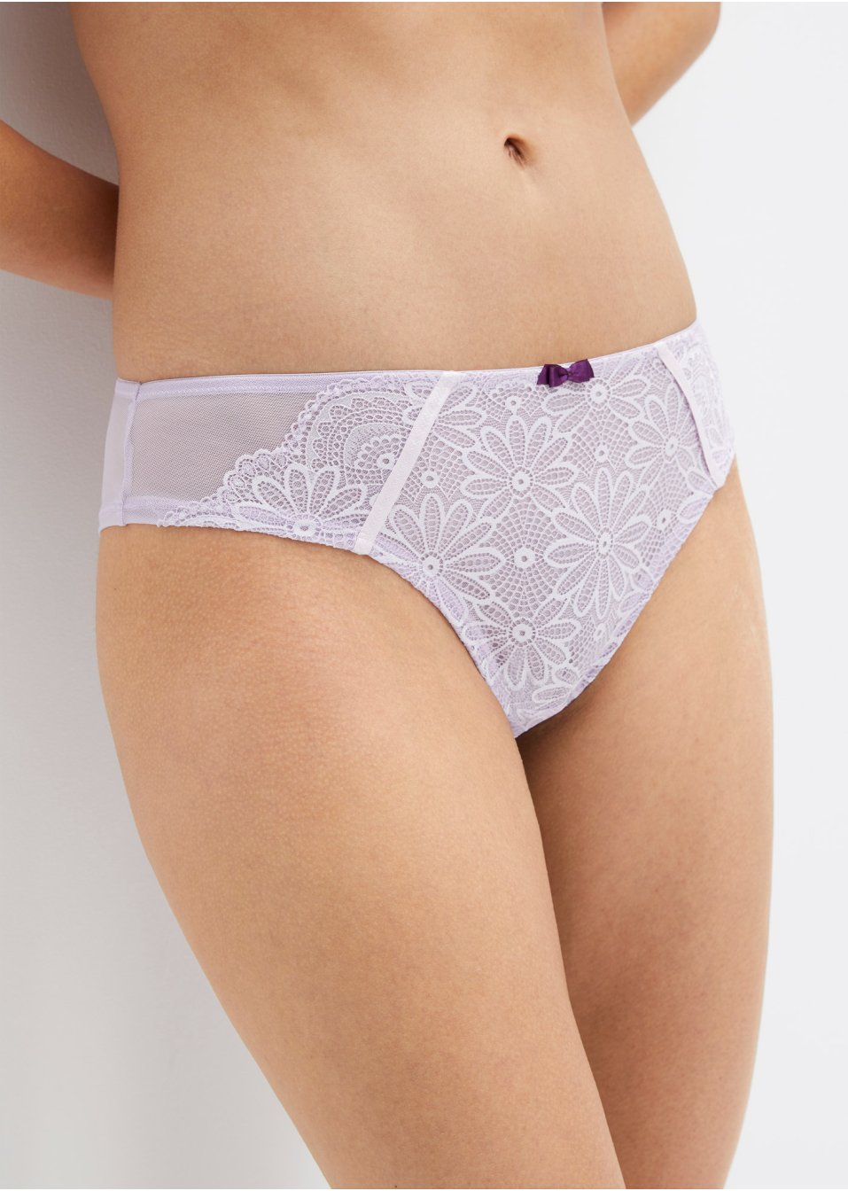 Slip brésilien avec détails dentelle