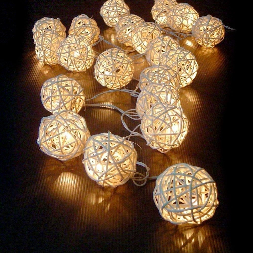 (2.5m) 20 LED's Rattan Deko Lichterkette Kugeln Outdoor Beleuchtung IP43 (Batteriebetrieben) - Warmweiss