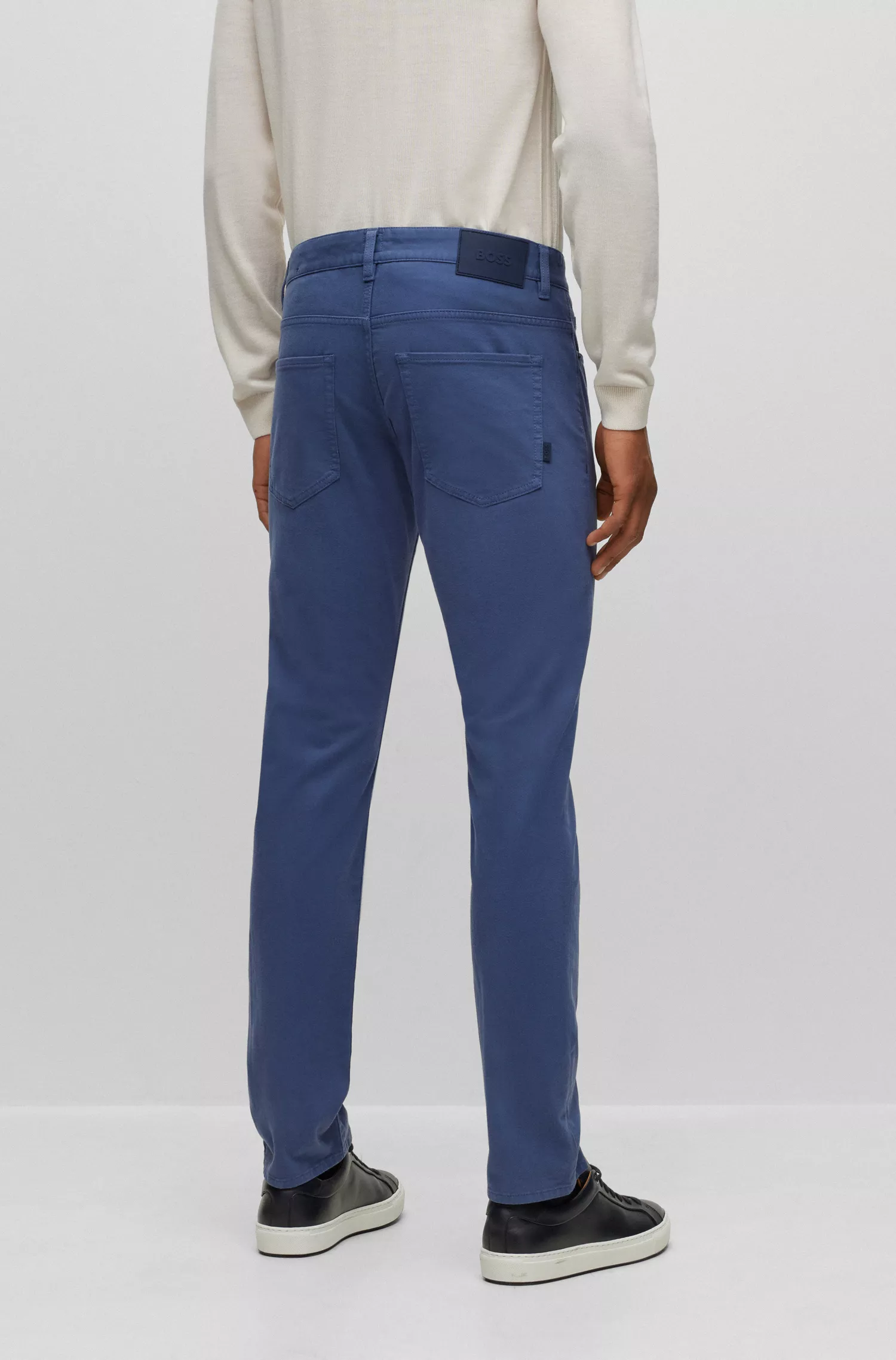 Calça jeans BOSS preta, corte slim, em gabardine de denim elástico.