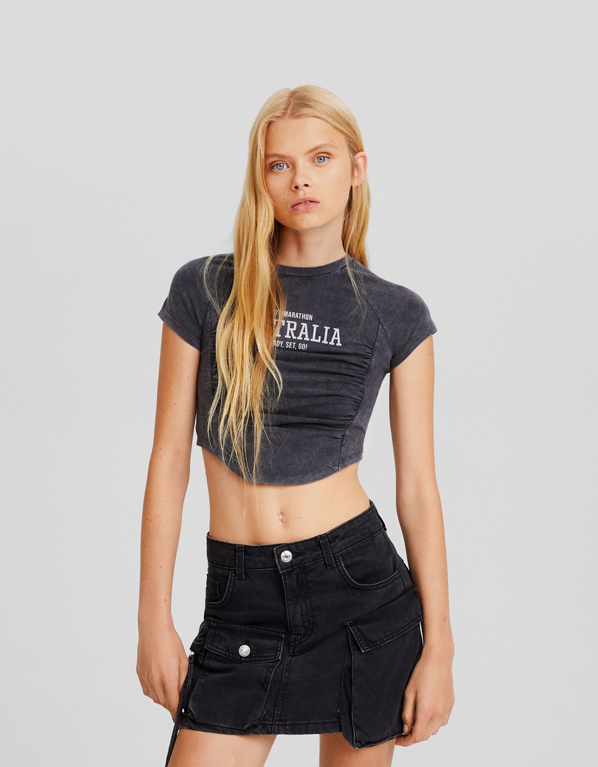 Camiseta de manga curta com estampa de efeito desbotado