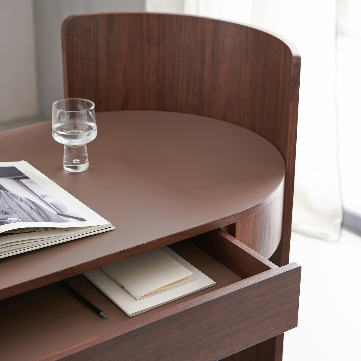 AM.PM<br>Mesa de escritório com folheado de nogueira e couro, Abbas