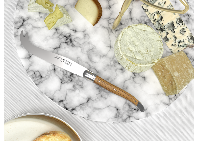 Couteau à fromage Laguiole avec un manche en bois de chêne et mitres en acier inoxydable