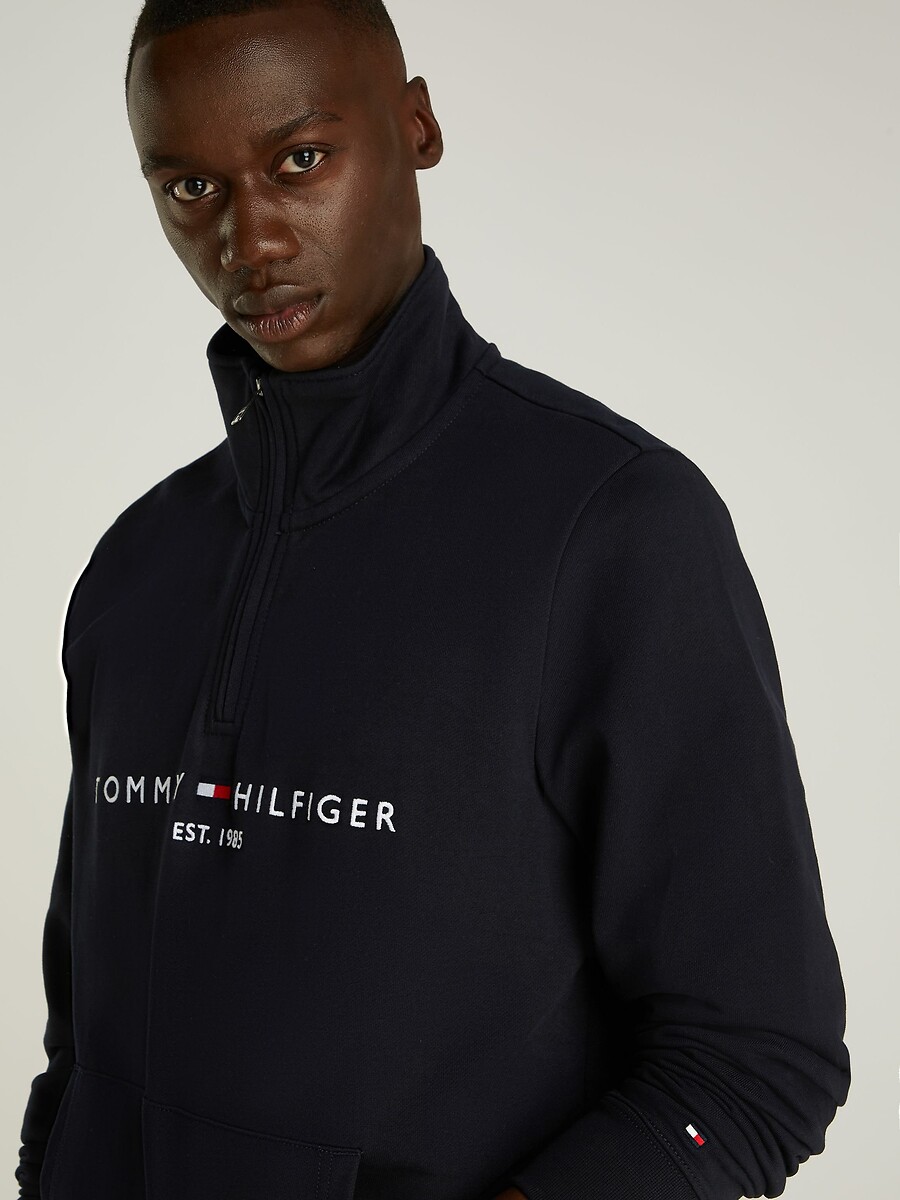 Suéter TOMMY HILFIGER com gola alta e meio zíper com o logotipo Tommy.