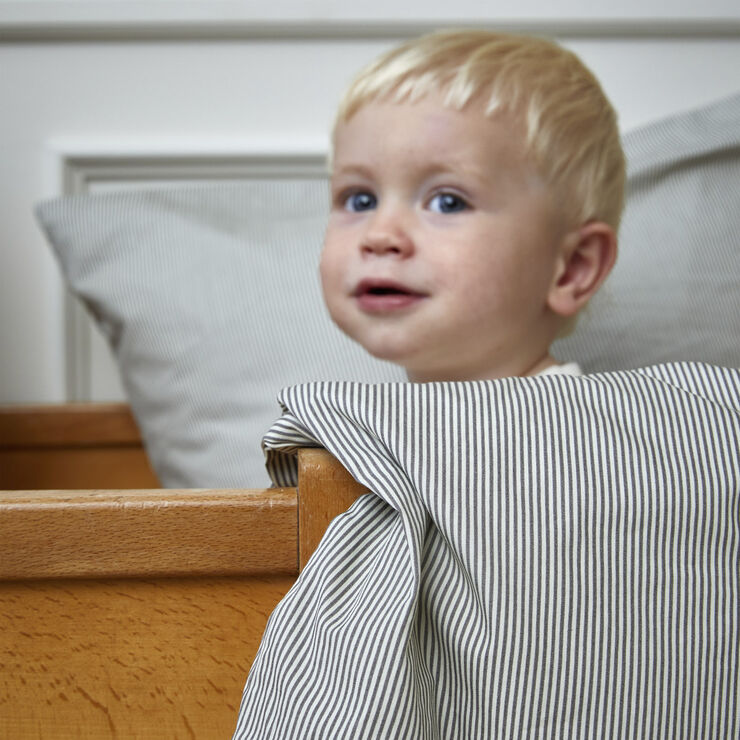 by KlipKlap Sengetøj baby Emil stripe steel grey