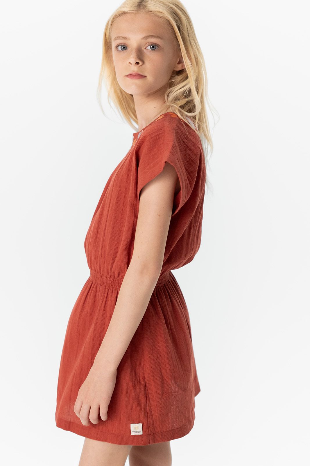 Rode jurk met geborduurde details