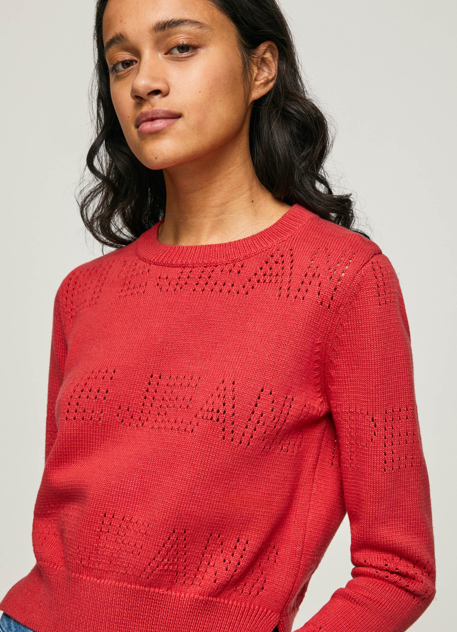 Malha de algodão com detalhes vazados - vermelho estúdio