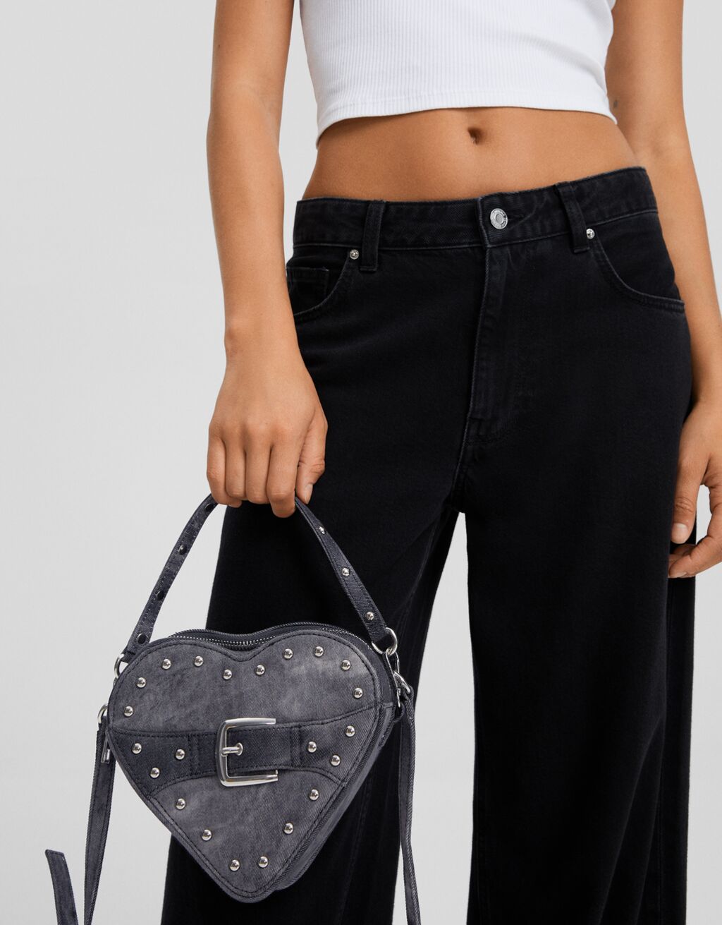 Bolsa transversal em jeans com estampa de coração